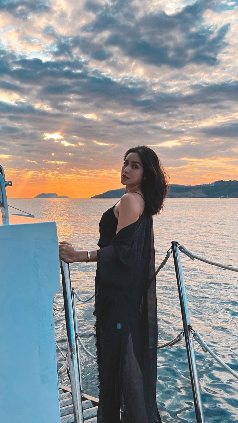 Jessica juga terlihat memukau dengan mengenakan spaghetti top yang dipadukan dengan long sheer outerwear.