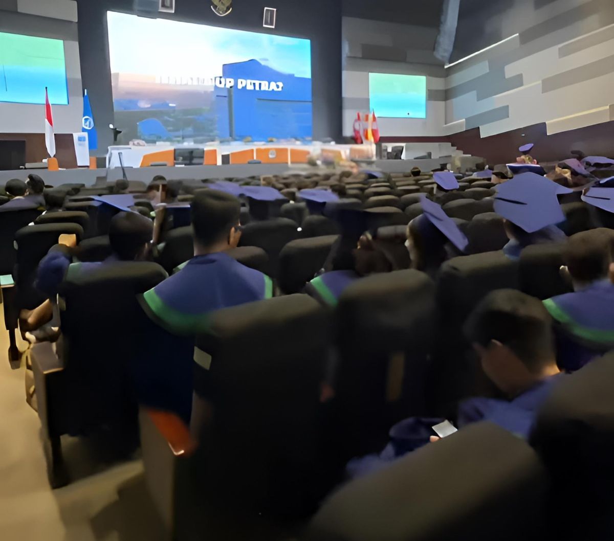 Heboh Mahasiswa di Surabaya Selebrasi Saat Wisuda, Bawa Spanduk Cari Info Lowongan Kerja, Begini Nasibnya Setelah Viral