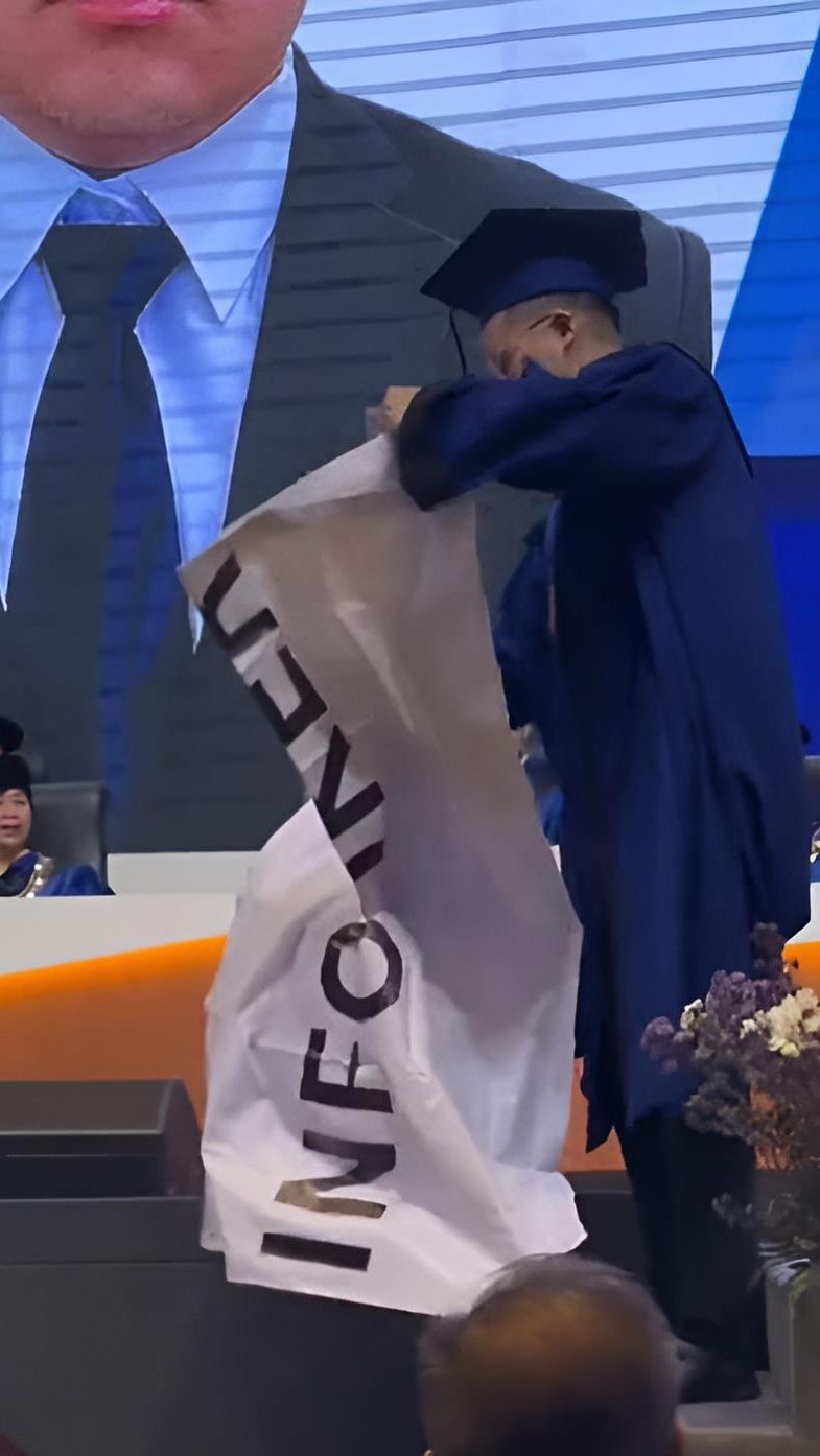 Kevin mengaku membuat sendiri spanduk bertuliskan Info Loker yang dibawanya ketika wisuda itu.