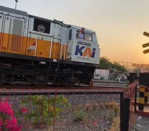 Momen Haru Anak Masinis Panggil Ayahnya saat Kereta Lewat, Bikin Mewek Netizen