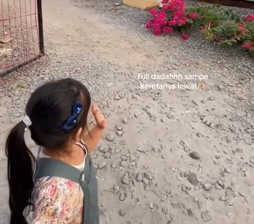 Momen Haru Anak Masinis Panggil Ayahnya saat Kereta Lewat, Bikin Mewek Netizen