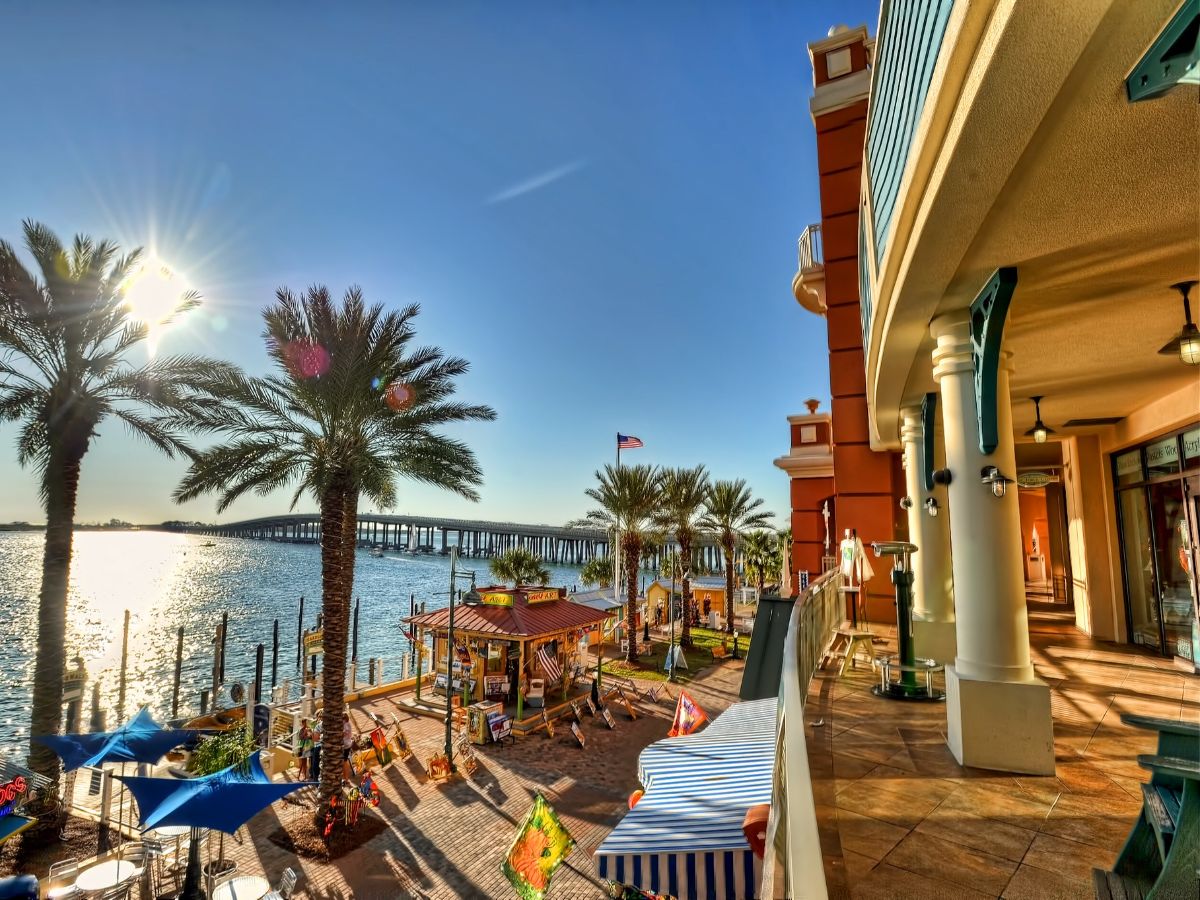 5. Leisurely Walk Through HarborWalk Village - Free Entertainment<br>