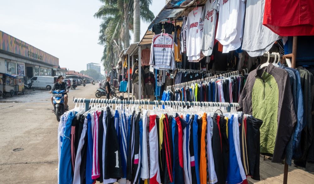 Omzet Pedagang Lokal Anjlok
