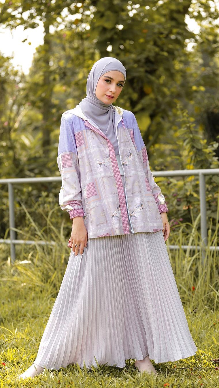 6 Potret Outfit Ala Shireen Sungkar Tampil Chic dalam Balutan Lilac