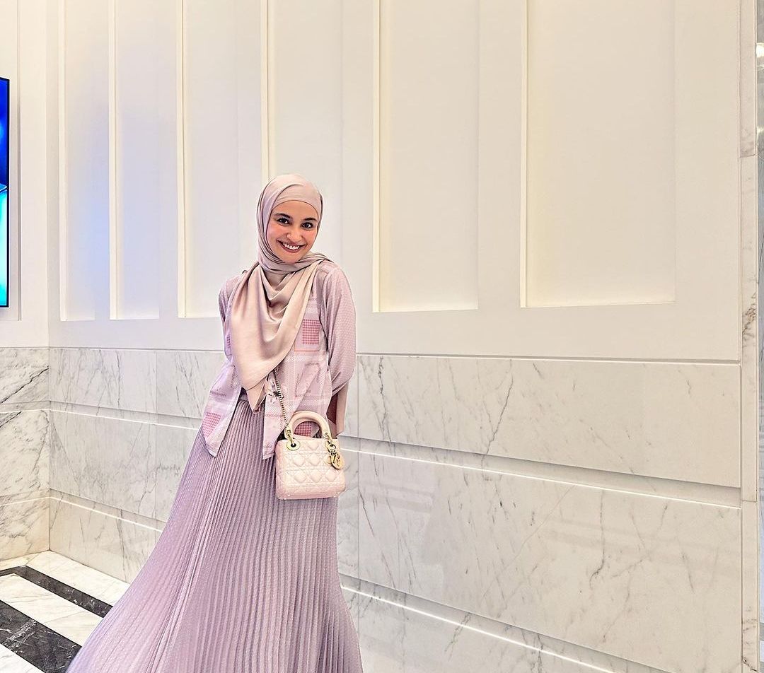 6 Potret Outfit Ala Shireen Sungkar Tampil Chic dalam Balutan Lilac