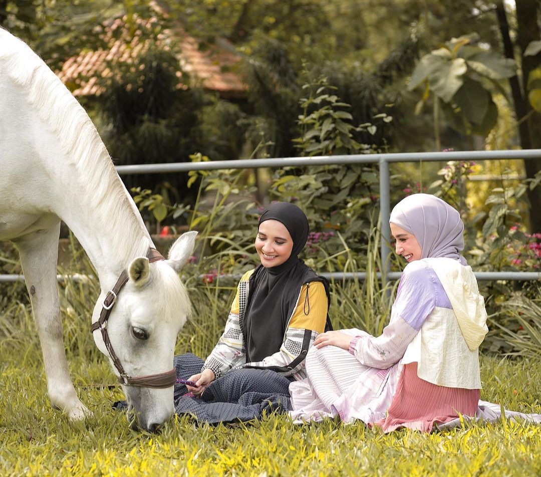 6 Potret Outfit Ala Shireen Sungkar Tampil Chic dalam Balutan Lilac