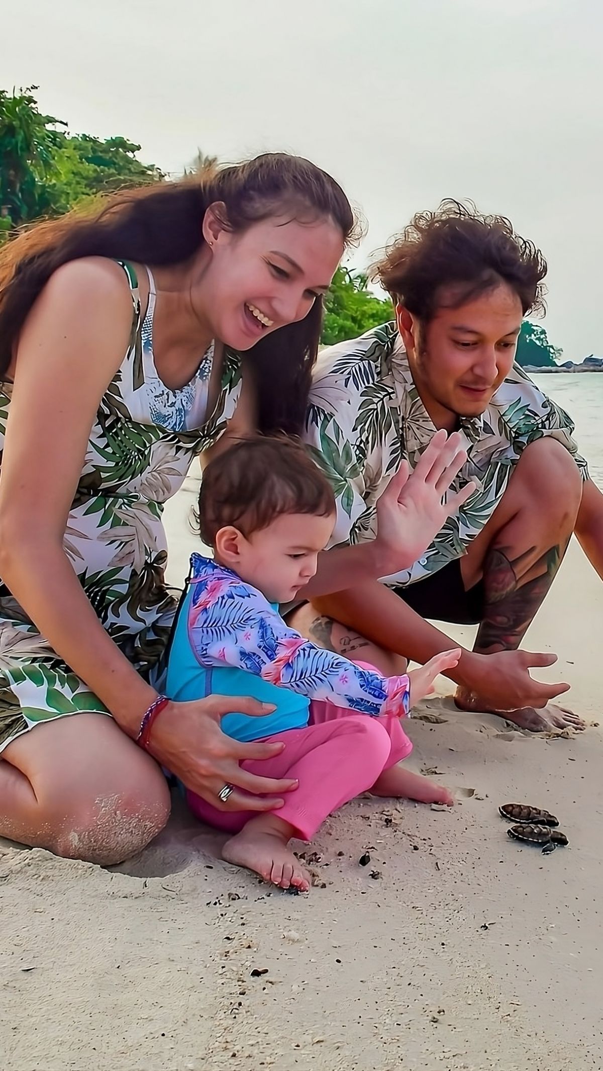 This is tSeru! Babymoon Nadine Chandrawinata di Hutan Mangrove dan Pantai