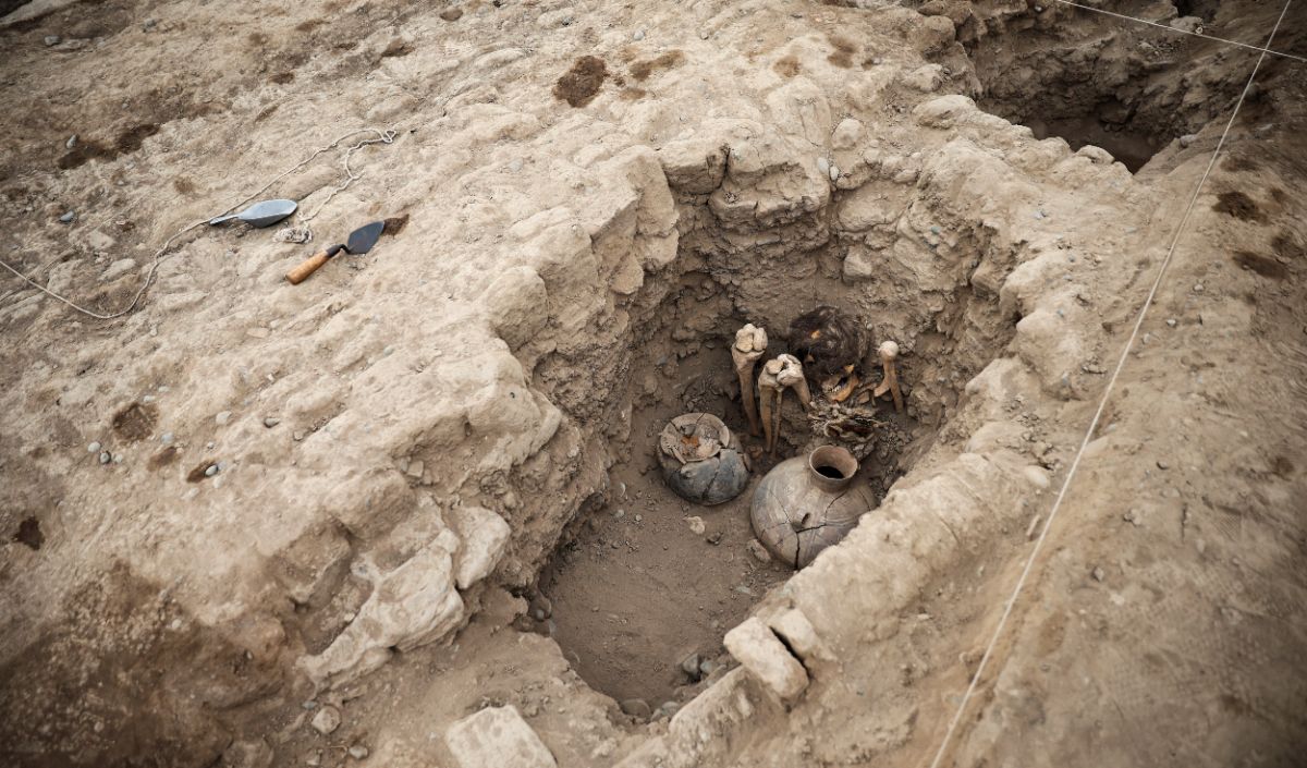 Mumi yang ditemukan itu mungkin hidup sekitar satu milenium yang lalu, pada awal budaya Ychsma yang berkembang di pantai tengah Peru modern selama periode reorganisasi sosial sebelum kedatangan suku Inca ke daerah tersebut.<br>