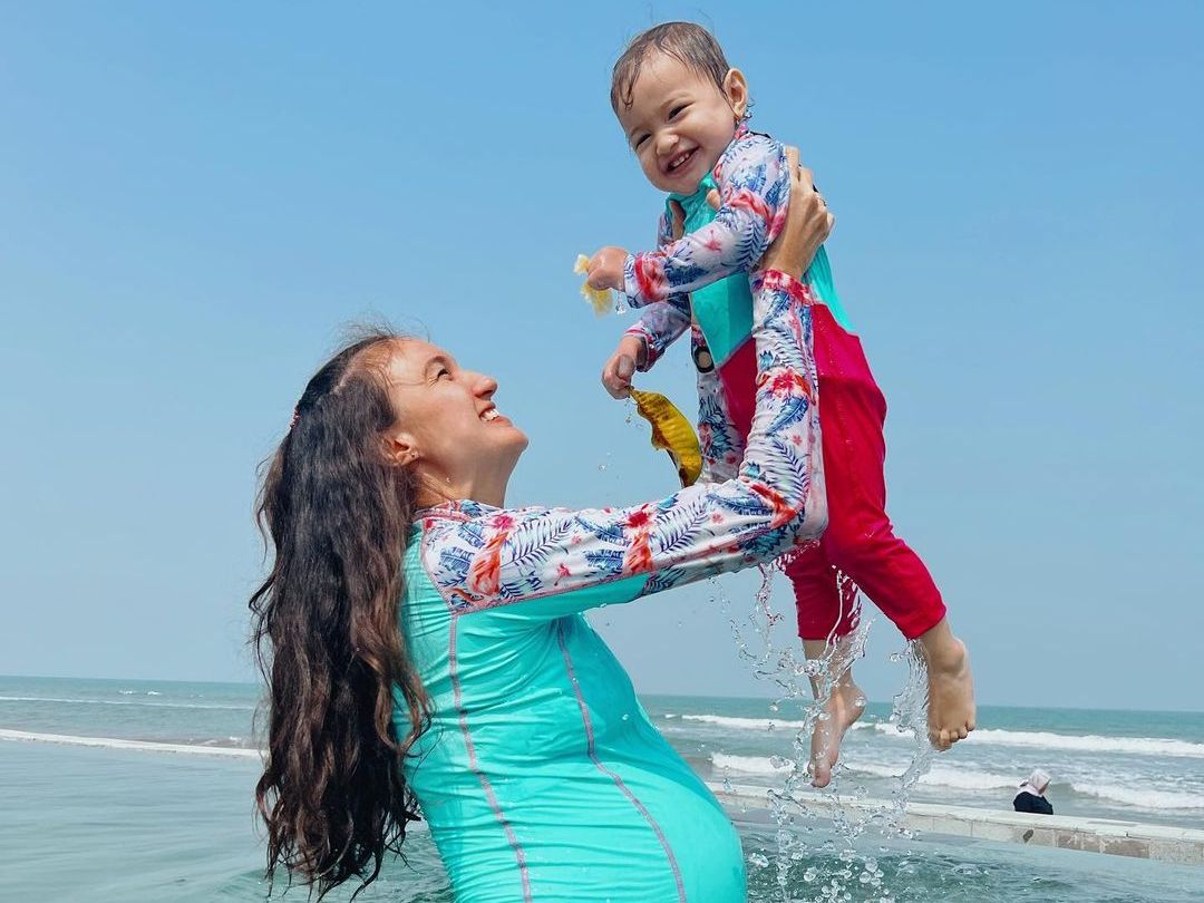 Seru! Babymoon Nadine Chandrawinata di Hutan Mangrove dan Pantai