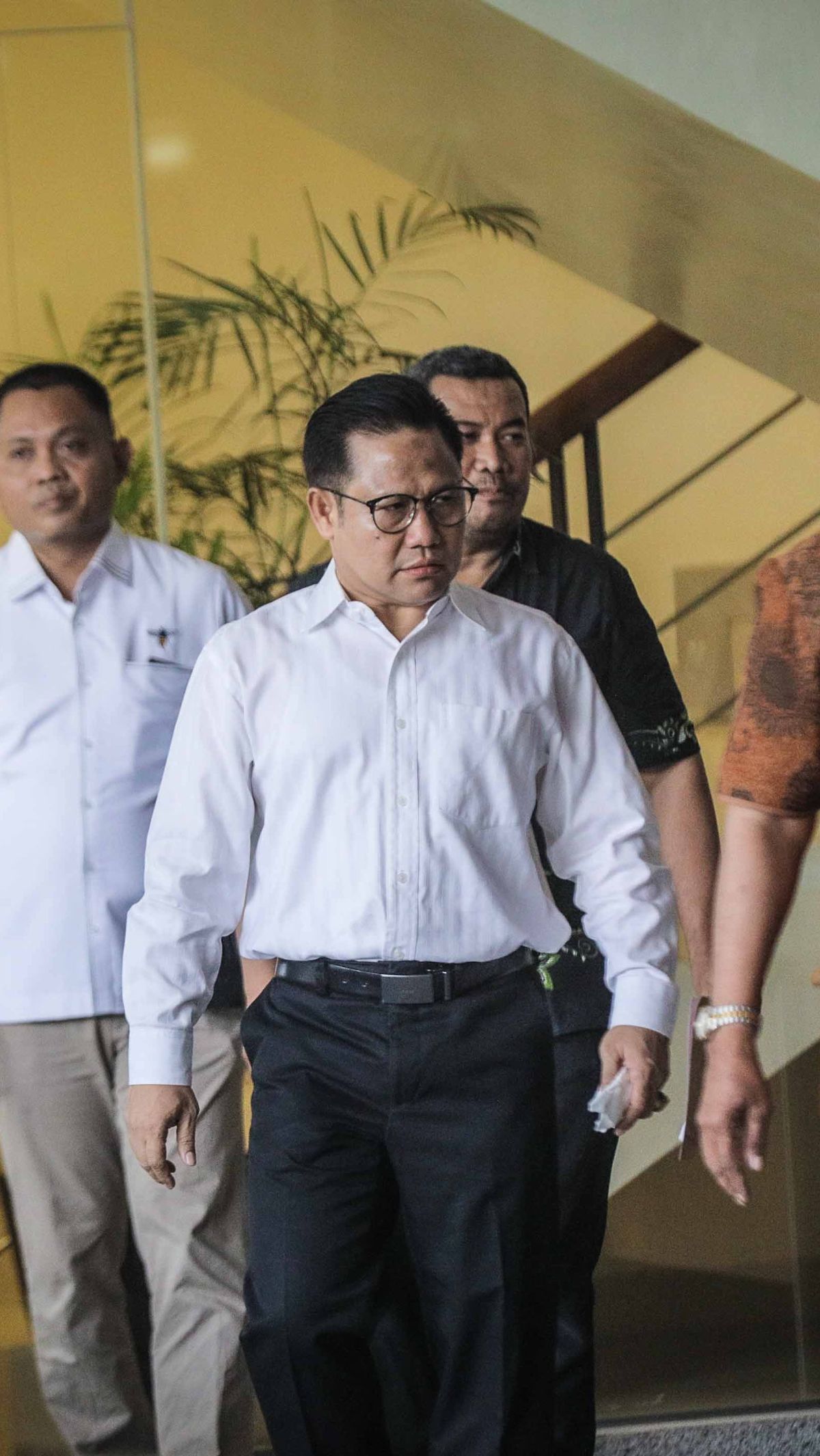 Datang mengenakan kemeja putih saat tiba di KPK, wajah Cak Imin sesekali terlihat serius.
