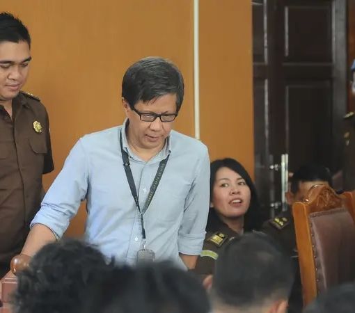 Momen Rocky Gerung Dilabrak Wanita Cantik Usai Diperiksa di Mabes Polri: Nggak Boleh Sentuh