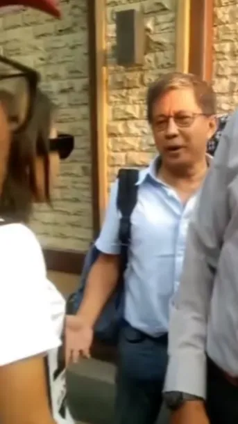 Momen Rocky Gerung Dilabrak Wanita Cantik Usai Diperiksa di Mabes Polri: Nggak Boleh Sentuh