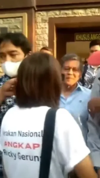 Momen Rocky Gerung Dilabrak Wanita Cantik Usai Diperiksa di Mabes Polri: Nggak Boleh Sentuh