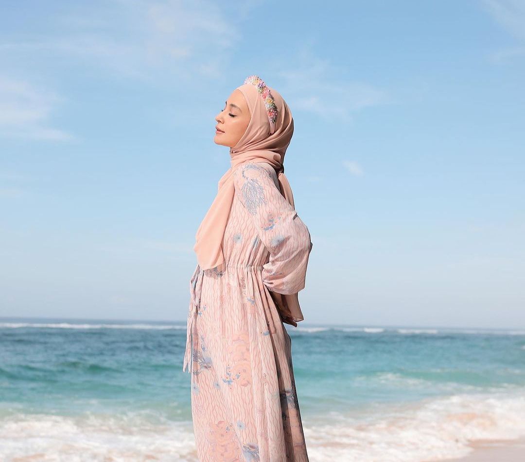 6 Potret Outfit Ala Shireen Sungkar Tampil Chic dalam Balutan Lilac