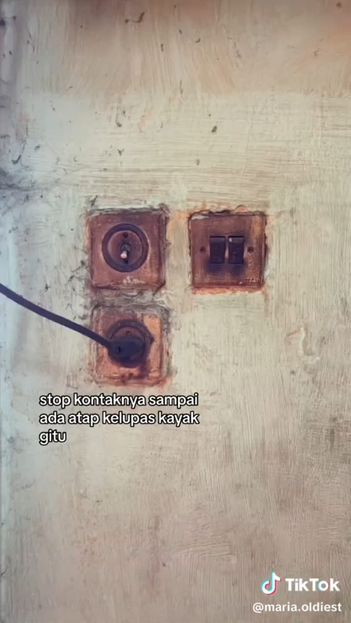 "Semuanya jadul, lantainya, stop kontaknya sampai ada atap kelupas kayak gitu."