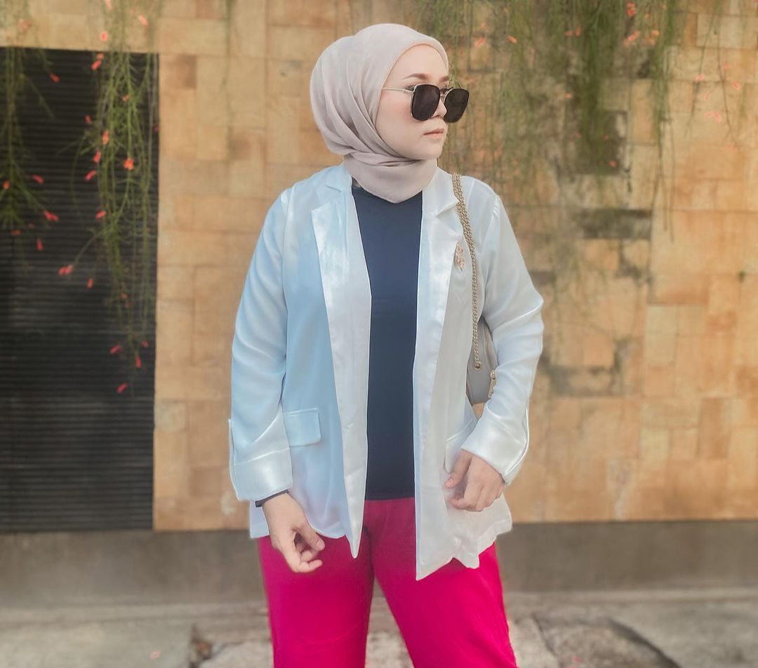 On Point! Perpaduan Celana Warna Neon dengan Blazer Putih