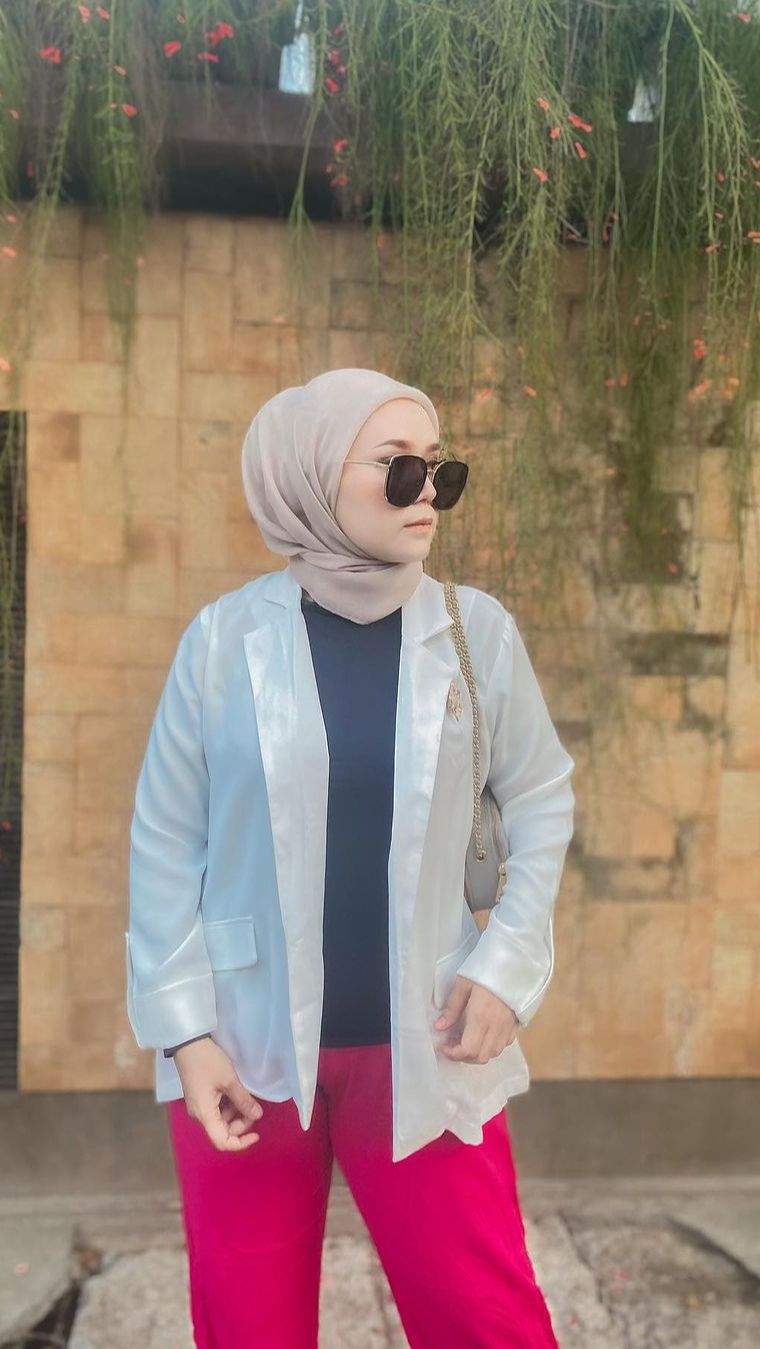 On Point! Perpaduan Celana Warna Neon dengan Blazer Putih