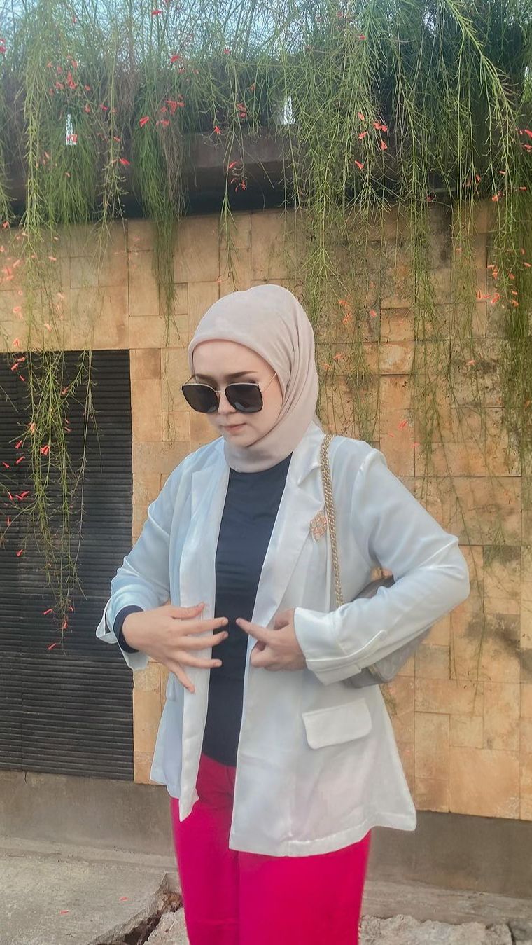 On Point! Perpaduan Celana Warna Neon dengan Blazer Putih