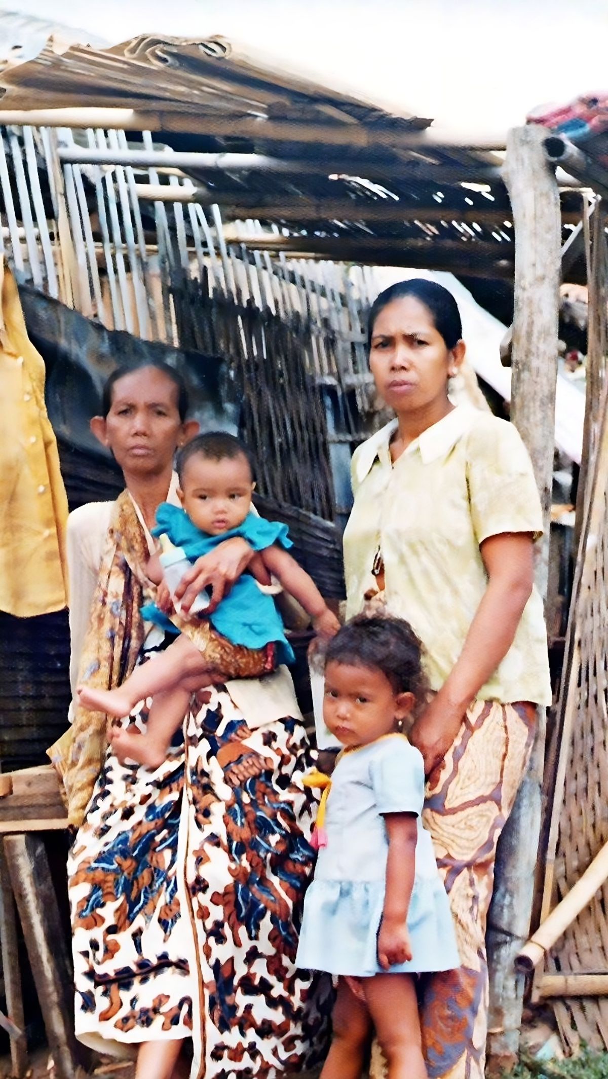 Potret Lawas Kehidupan Warga di Perkampung Kumuh Pinggiran Sungai Jakarta Tahun 1976, Warganet Salfok Bentuk WC 'Doyong'