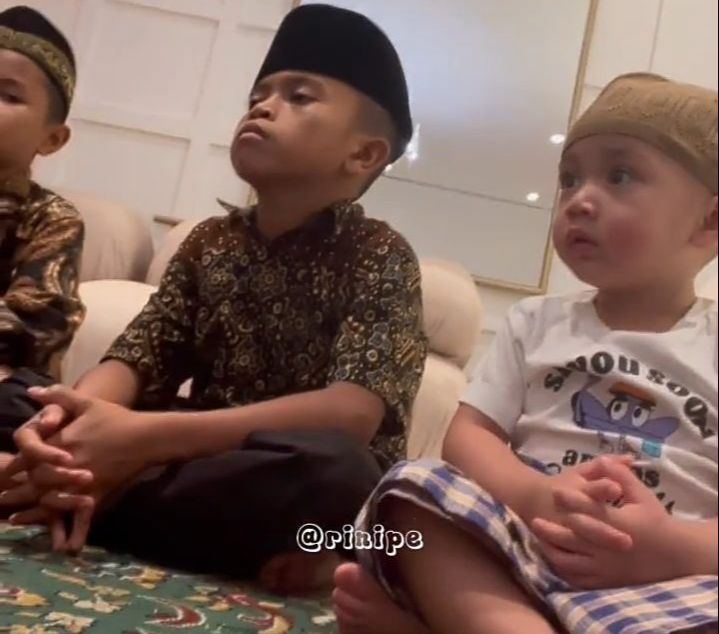 Potret Cipung Ikut Ngaji Bareng Santri Duduk Sila Anteng Dengar Ustaz