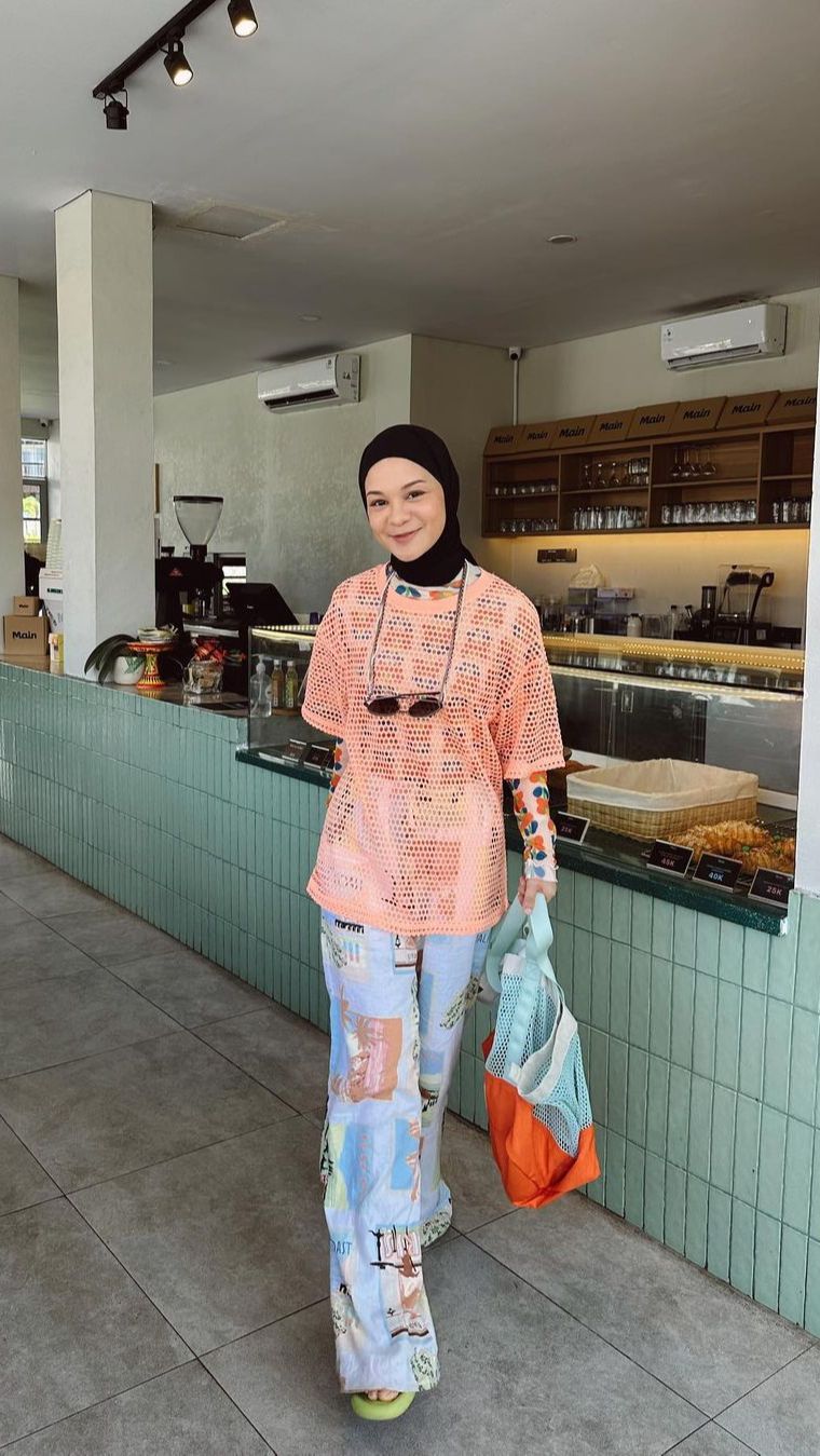 5 Potret Look Touch of Oranye Pastel ala Tantri Namirah