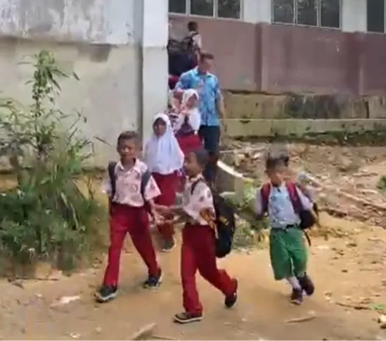 Anak Sekolah Kena Gas Air Mata Saat Bentrok Di Rempang Batam, Ini ...