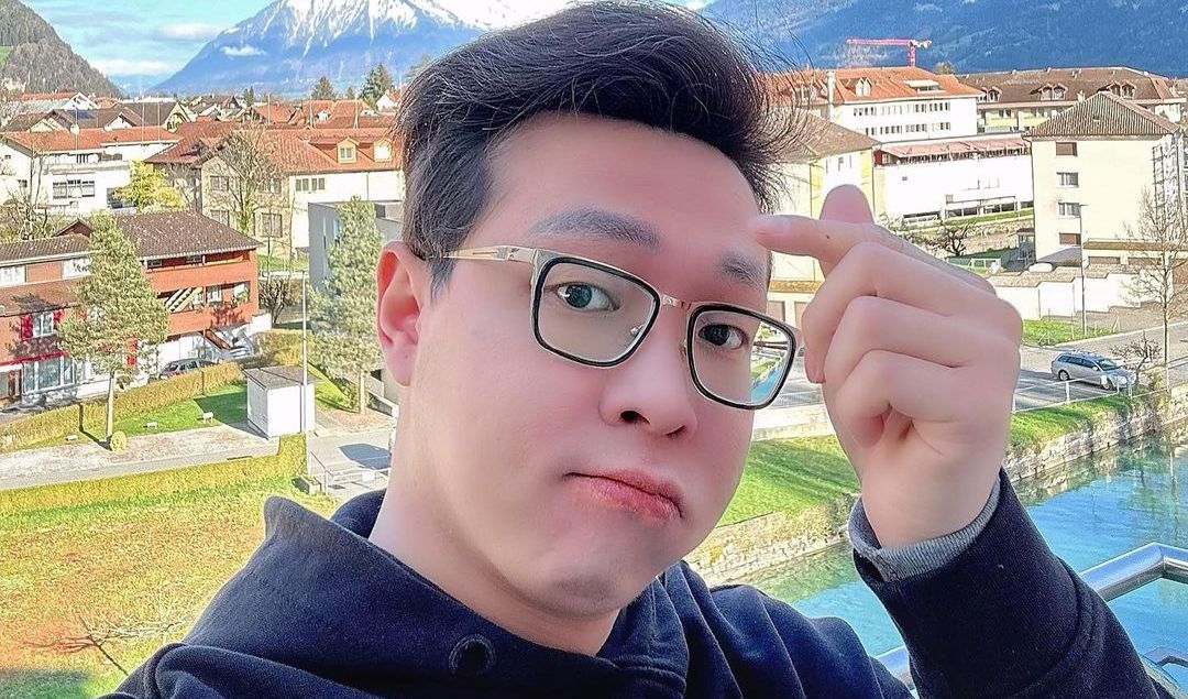 "Aku nggak tahu juga pada hari itu ada dosa apa sama kamera itu. Mungkin karena ambil (gambarnya) dari bawah, kontrasnya juga tingggi ada cahaya matahari nggak ngerti deh. Iya pokoknya itu adalah aku sih. Tapi ya nggak separah itu banget,"