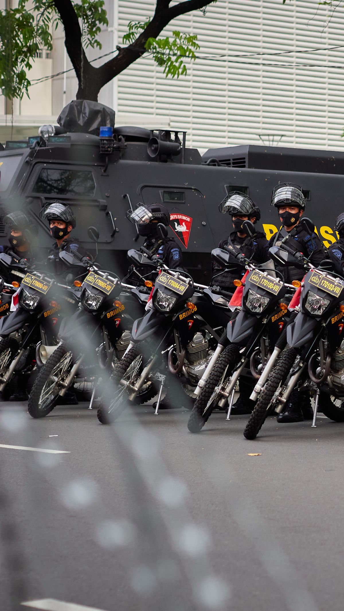 Viral Detik-Detik Mencekam Siswa Dievakuasi saat Bentrok Warga Vs Polisi di Batam, Kena Gas Air Mata