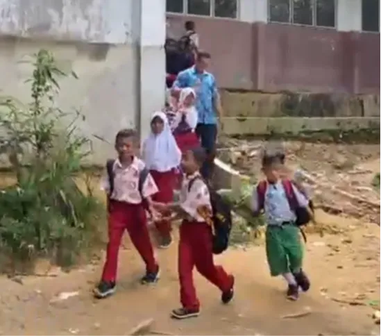 Viral Detik-Detik Mencekam Siswa Dievakuasi saat Bentrok Warga Vs Polisi di Batam, Kena Gas Air Mata