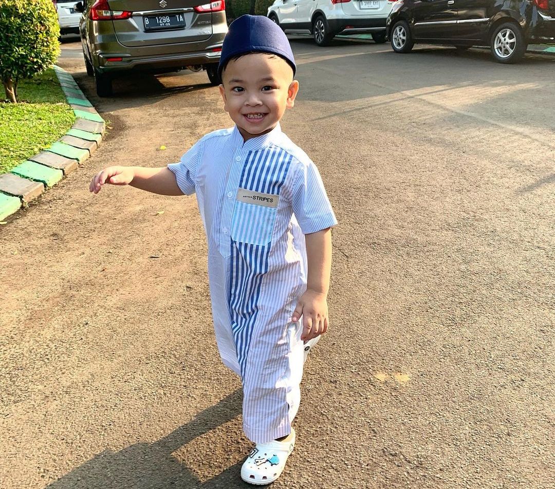 Potret Gala Sky Anak Mendiang Vanessa Angel yang Kini Sudah Sekolah, Masih Sempat Ngaca Sebelum Berangkat