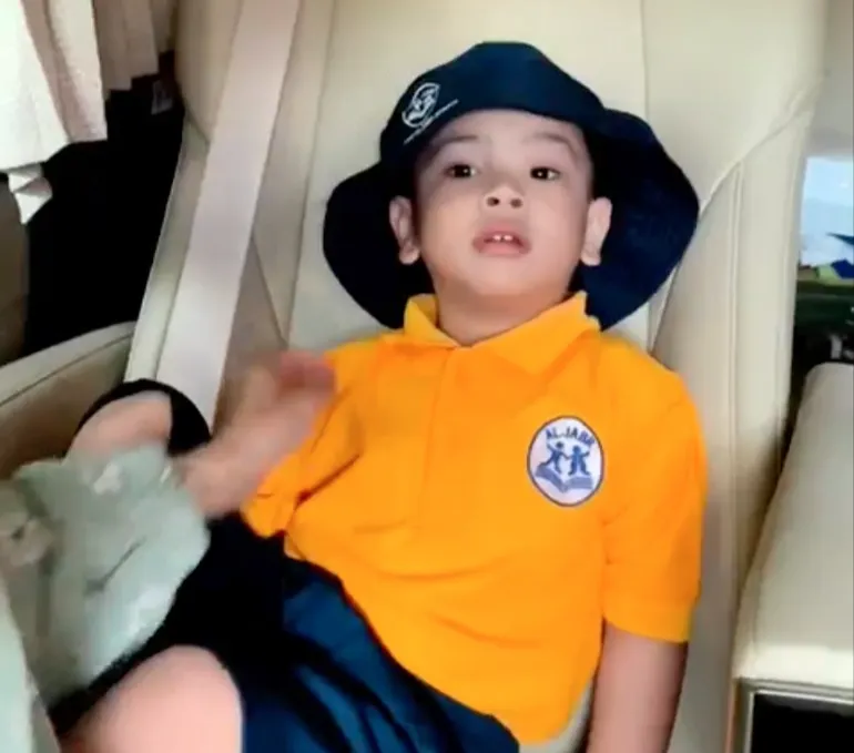 Potret Gala Sky Anak Mendiang Vanessa Angel yang Kini Sudah Sekolah, Masih Sempat Ngaca Sebelum Berangkat