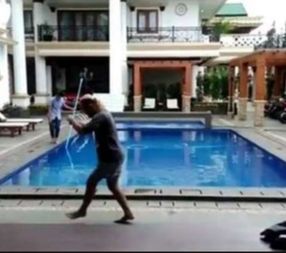 Anak Kecil Penjual Jagung Ini Kini Jadi Artis Terkenal, Punya Rumah Super Megah, Harganya Capai Puluhan Miliar!