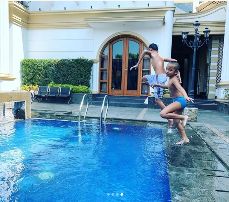 Anak Kecil Penjual Jagung Ini Kini Jadi Artis Terkenal, Punya Rumah Super Megah, Harganya Capai Puluhan Miliar!