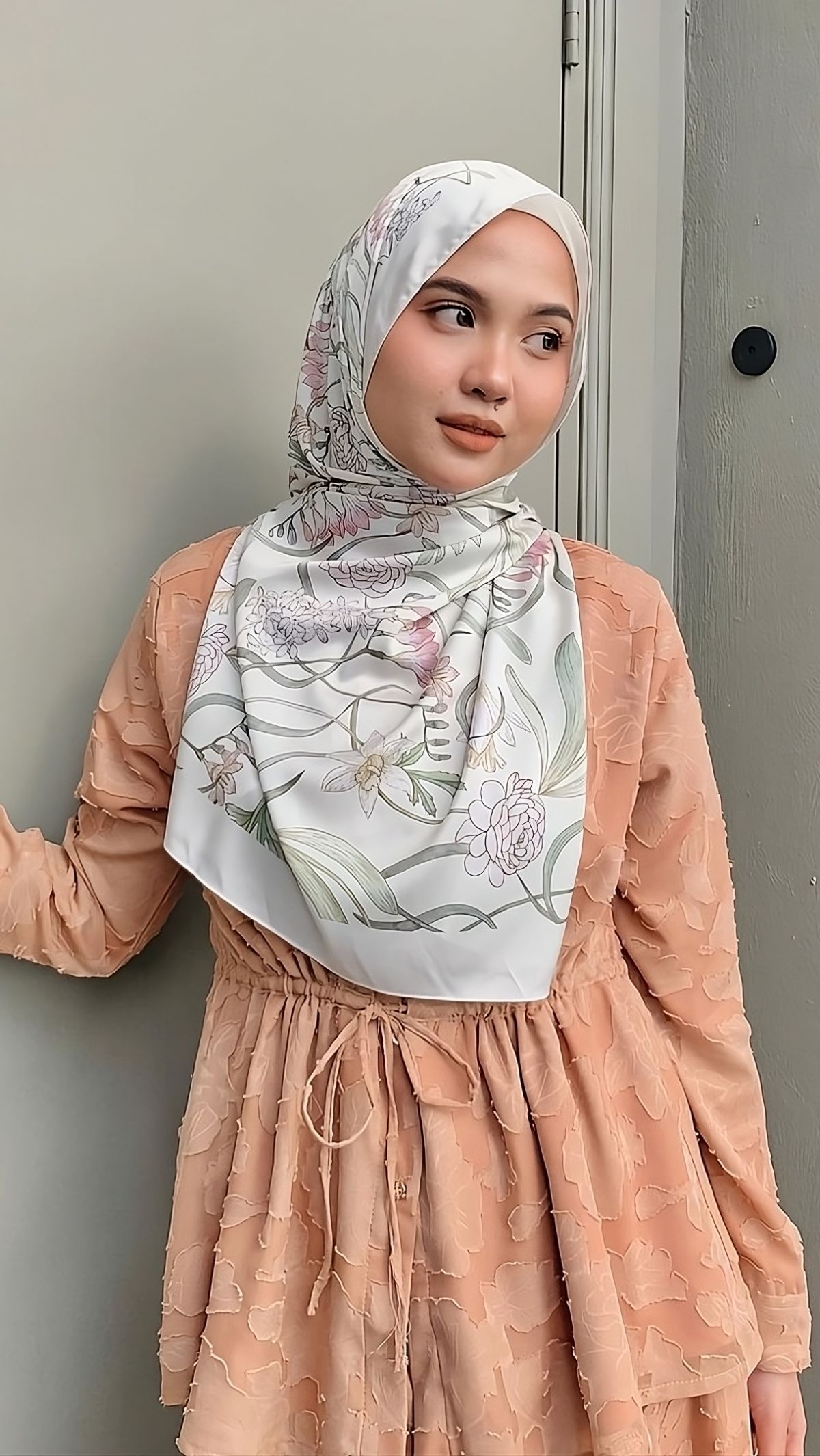Tutorial Scarf Motif Floral, Tampilan Jadi Lebih Manis