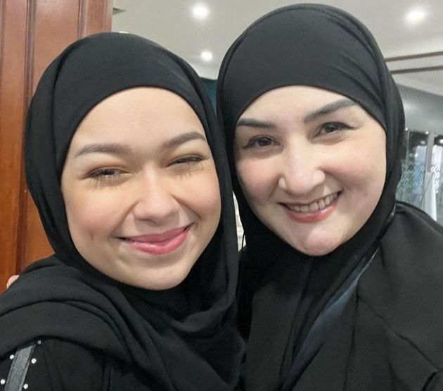 Bikin Pangling, Potret Rebecca Klopper Pakai Hijab dan Gamis
