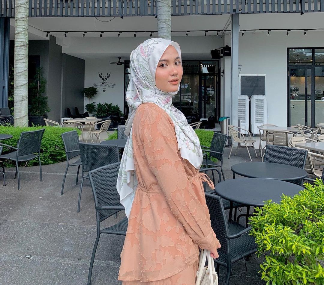 Tutorial Scarf Motif Floral Bikin Tampilan Jadi Lebih Manis
