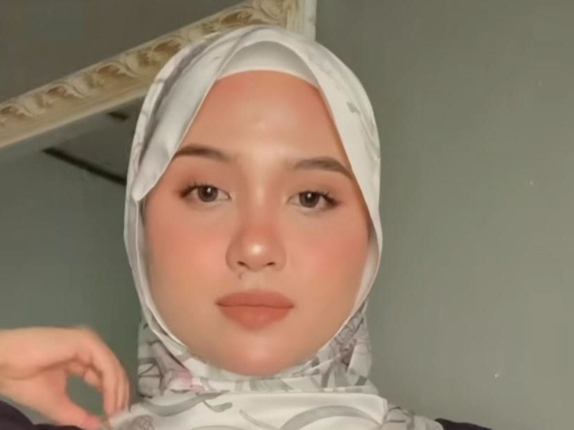 Tutorial Scarf Motif Floral Bikin Tampilan Jadi Lebih Manis