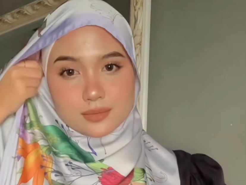 Tutorial Scarf Motif Floral Bikin Tampilan Jadi Lebih Manis