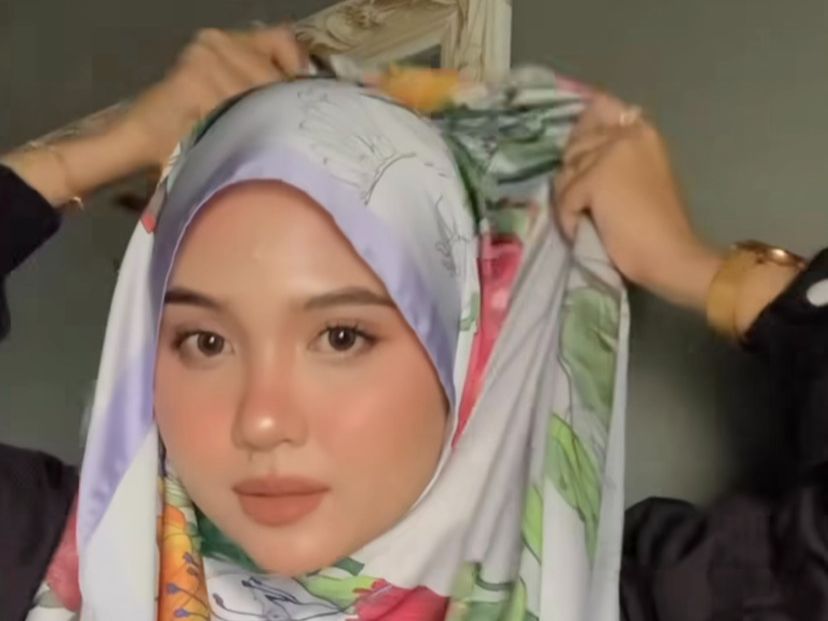 Tutorial Scarf Motif Floral Bikin Tampilan Jadi Lebih Manis