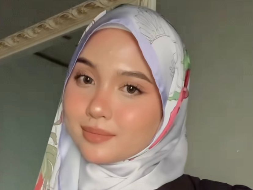 Tutorial Scarf Motif Floral Bikin Tampilan Jadi Lebih Manis