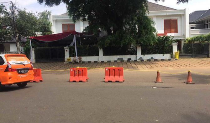 Rumah Bertingkat dengan Dinding Putih