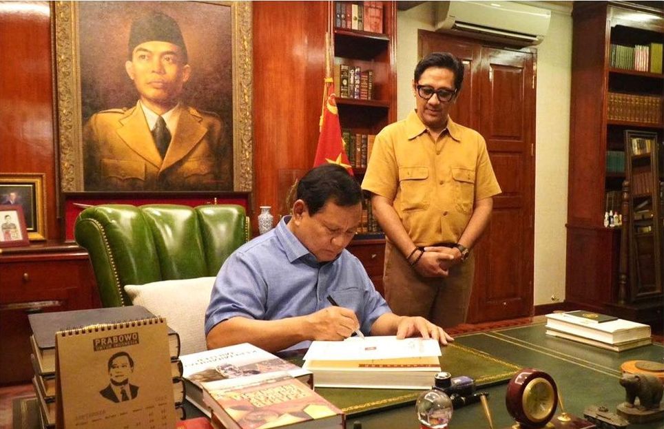 Rak Buku yang Tersusun Rapi