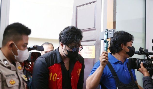 "Menyatakan saudara Muhammad Ammar Akbar alias Ammar Zoni bin Suhendri Zoni telah terbukti secara sah dan meyakinkan bersalah melakukan tindak pidana penyalahgunaan narkotika golongan 1 bagi diri sendiri,"