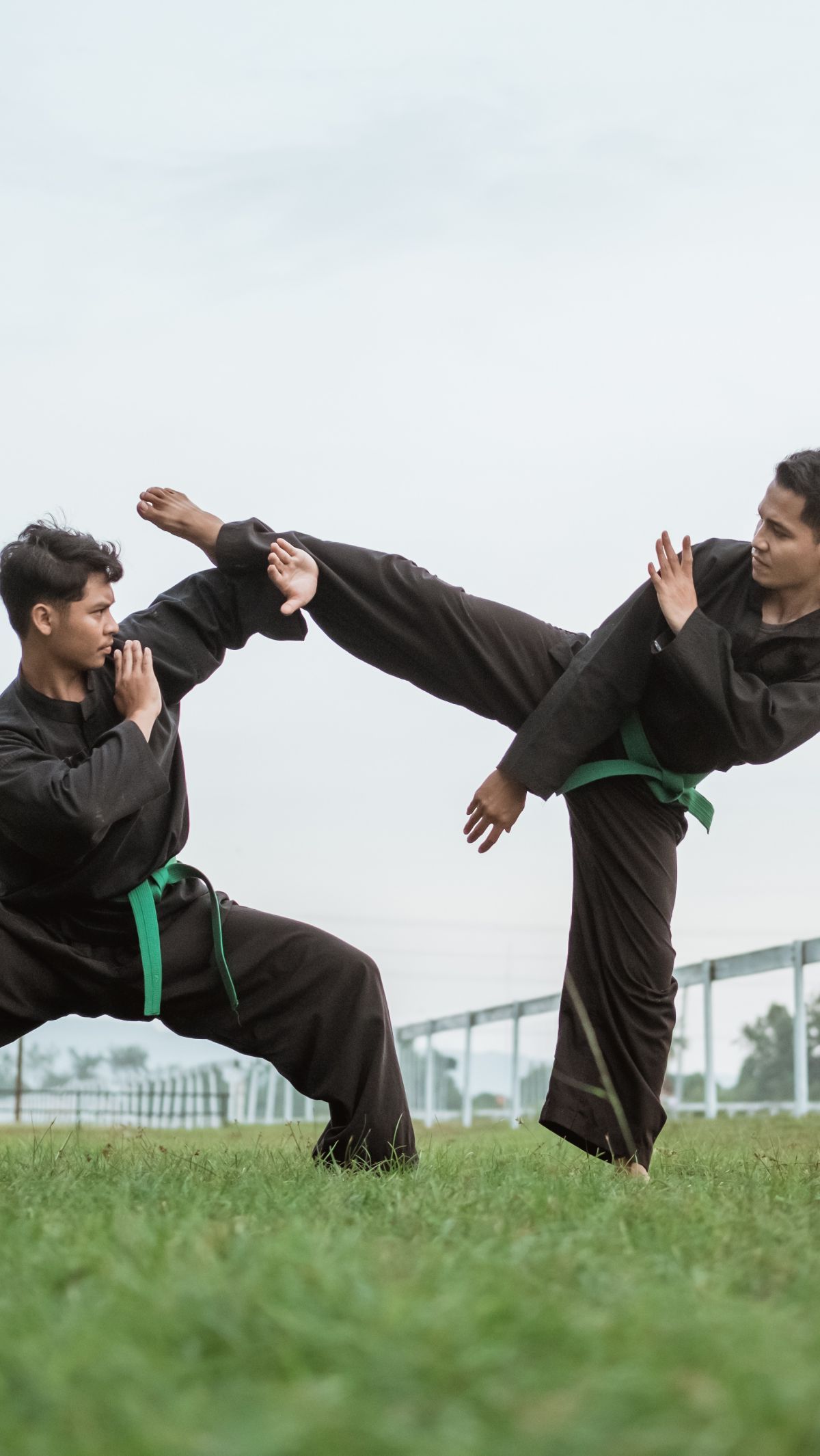 Momen Kocak Bapak-Bapak Melerai Pertunjukan Silat, Netizen: Cocok Jadi Duta Perdamaian