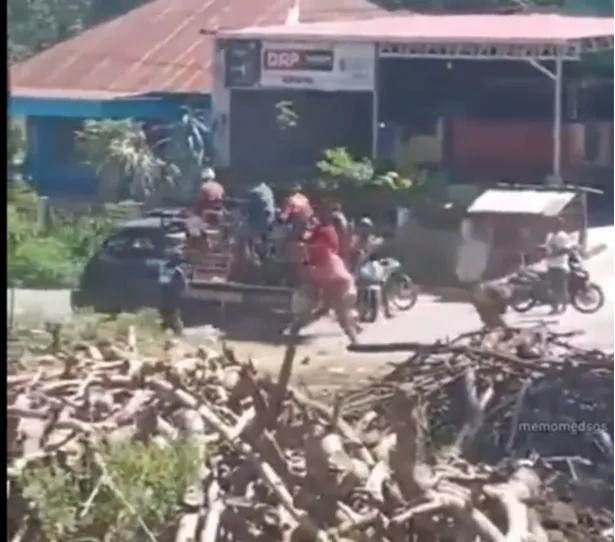Viral Video Detik-Detik Wanita Teriak Histeris Digotong Sekolompok Pria, Diduga Kawin Tangkap