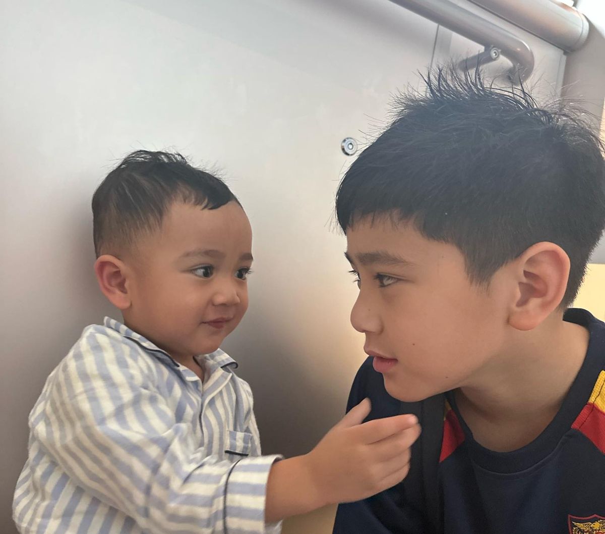 Cute! 10 Foto Terbaru Duo Pangeran Andara Rafathar dan Rayyanza, Netizen 'Makin Hari Makin Menggemaskan'