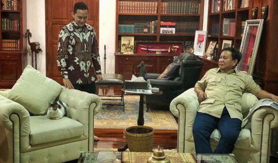 Ruang tamu yang menyatu dengan ruang kerjanya