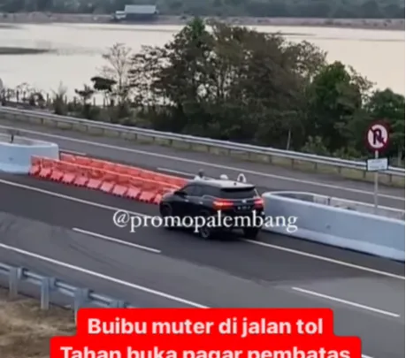 The Power of Emak-Emak Beraksi di Jalan Tol! Santai Geser Pembatas Jalan, Bawa Fortuner Putar Balik