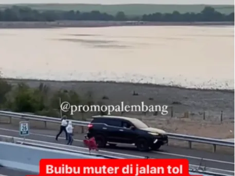 The Power of Emak-Emak Beraksi di Jalan Tol! Santai Geser Pembatas Jalan, Bawa Fortuner Putar Balik