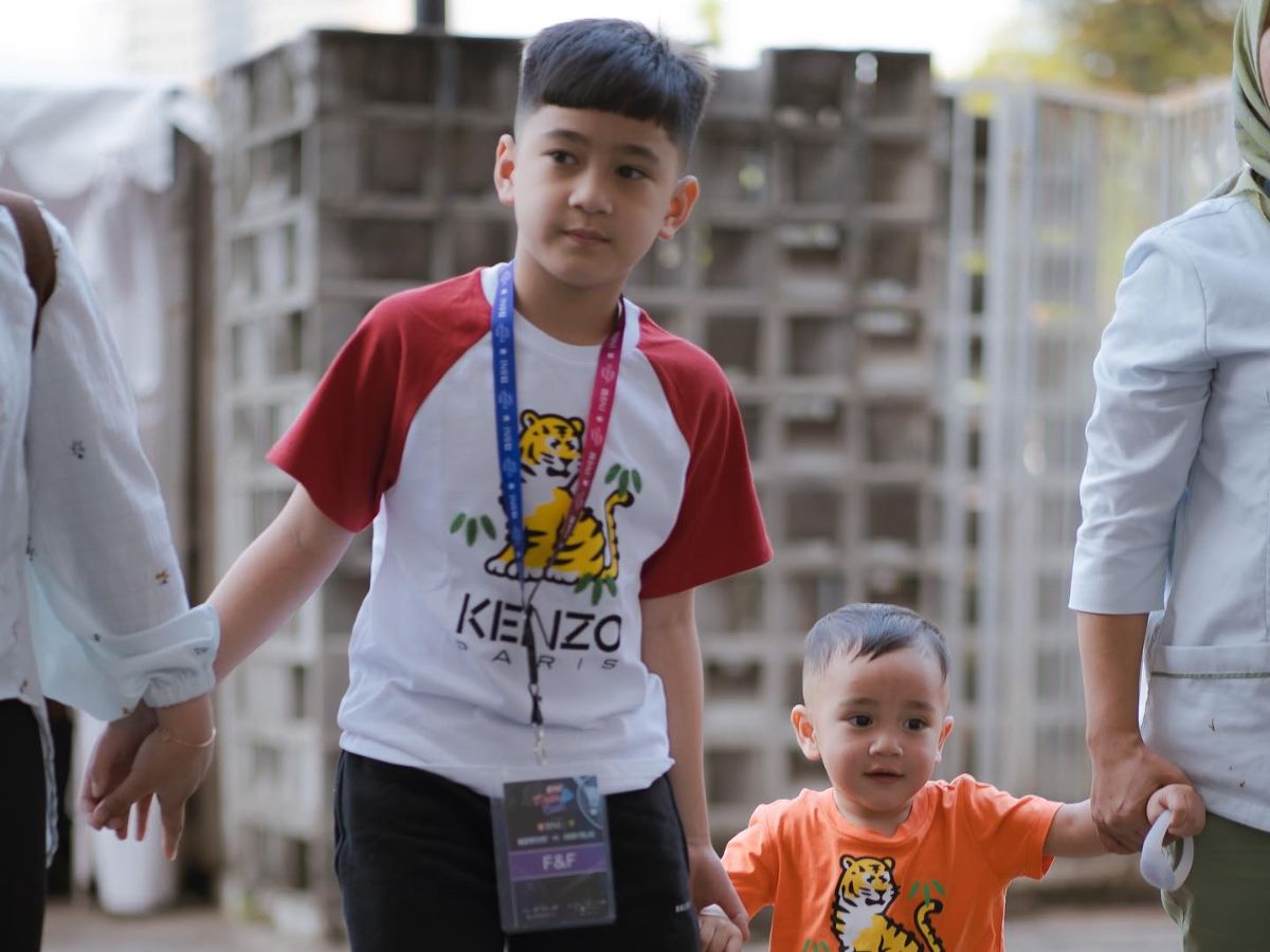 Cute! 10 Foto Terbaru Duo Pangeran Andara Rafathar dan Rayyanza, Netizen 'Makin Hari Makin Menggemaskan'